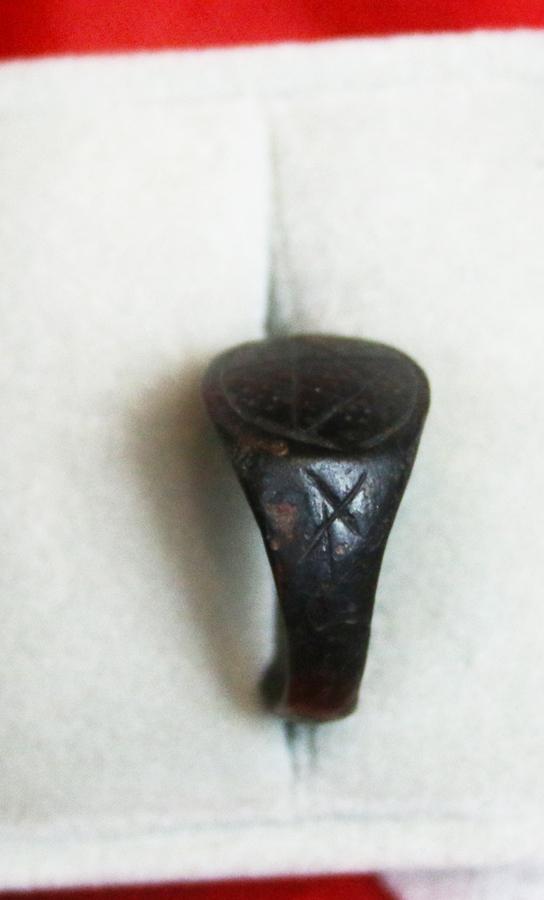 Original & Rare Ancient 1300’s Mystical Pentagram Bronze Knightly Ring, From The Wars in France At Poitiers And Crecy, & The Time of The Poem Sir Gawain & The Green Knight. The Pentangle Symbolised The Power To Ward Off Demons