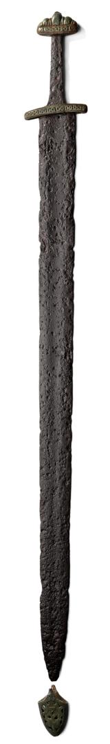 Magnificent Original Viking Age Broadsword With 'Hemse, Gotland' Bronze Hilt Mounts & Beautiful 'Sun Wheel' Jellinge Decor. 800 To 1000 Years Old. Pattern Welded Blade, With Bronze Jellinge Decorated Scabbard Chape With Viking Helmet & Head Design