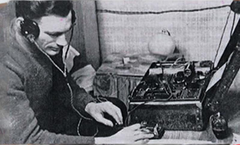 A Fabulous And Incredibly Rare Museum Piece. An Original WW2 SOE {Special Operations Executive} Secret Espionage Agent's Suitcase Radio Transmitter & Reciever of an Agent of the Secret Army 1942/3 Issue