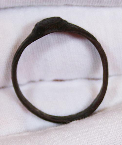 13th Century, Signet Ring, With Motif & Heraldic Dragon Henry IIIrd & Simon de Montfort Period, Made And Used By a Noble, IInd Baron's War Era, at the Battle of Lewes in 1264. Recovered From a Dig at Offham Hill Near Lewes in the 1820's